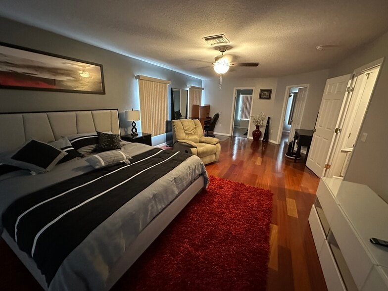 Building Photo - 246 Verdi St