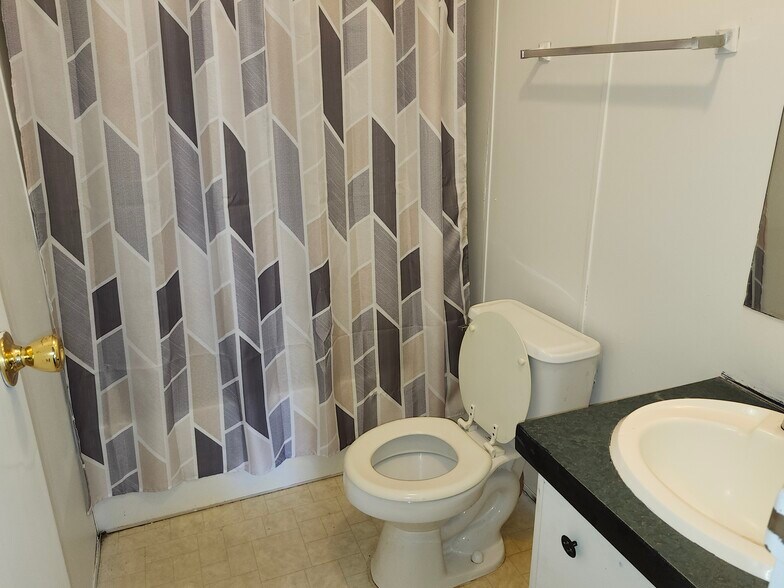 Building Photo - 3 Arrows Est