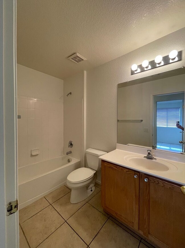 Building Photo - Large 3 Bedroom! Master Bedroom w/ Sitting Room!