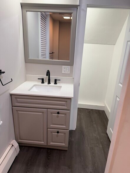 Building Photo - 26 Nilsson St