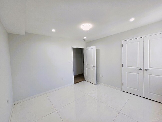 Building Photo - "Modern 2-Bed, 2-Bath Astoria Gem with Sleek Granite Countertops!"