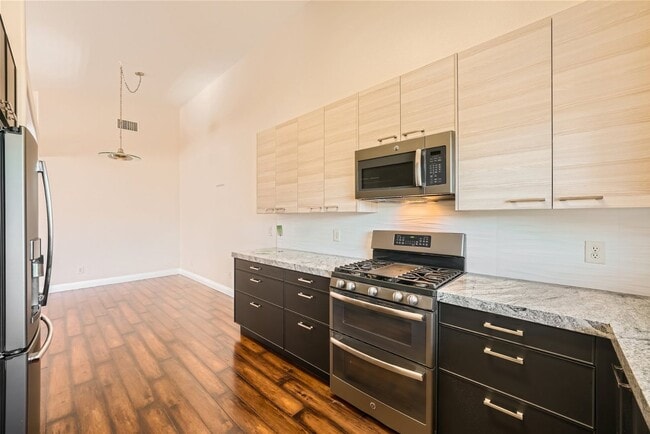 Building Photo - Elegant 2-Bedroom Condo in Gated Community with Pool and Spa