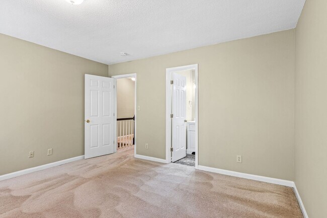 Building Photo - Newly Updated Park Place Townhome in Green...