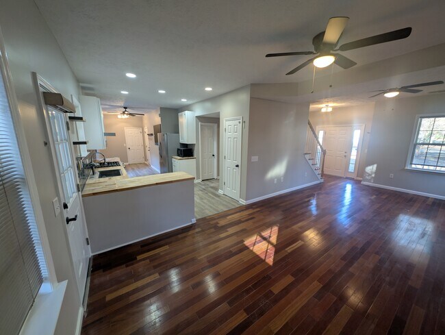 Building Photo - 717 Windsor Dr SE