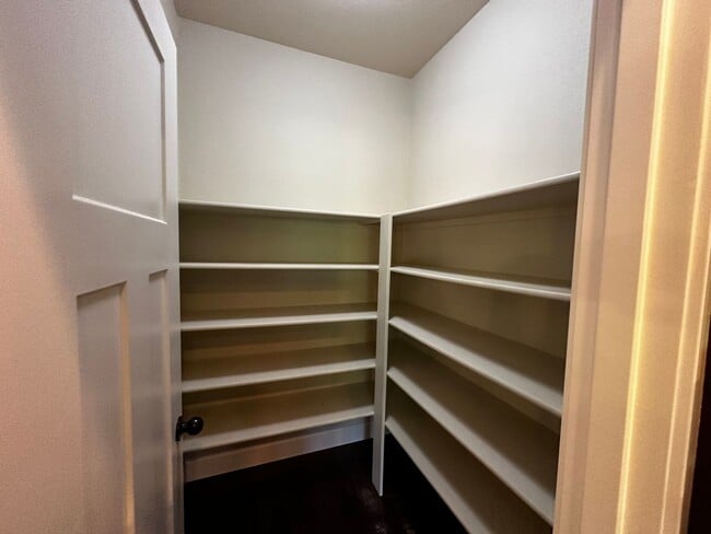 Building Photo - Beautiful 4-Bedroom Home in the Hills of W...