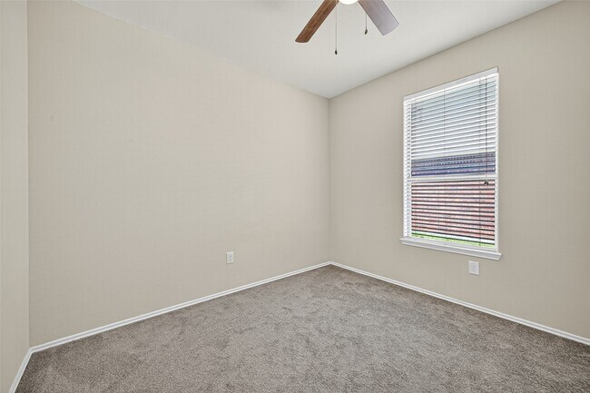 Building Photo - 1403 S Maple Dr