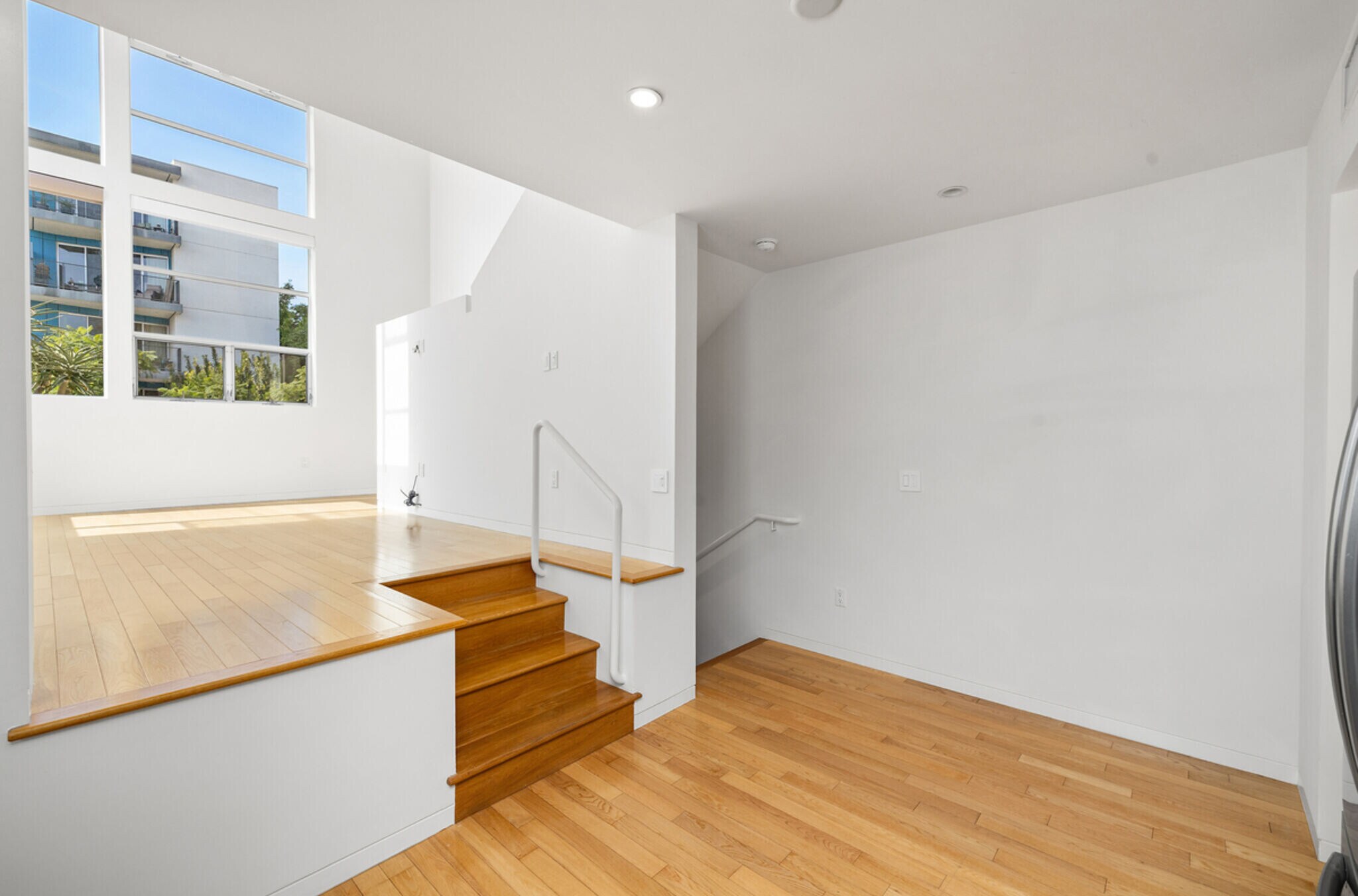 Building Photo - 742 N Hudson Ave