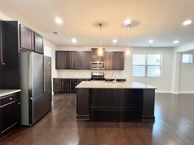 Building Photo - 370 Broadmoor Dr