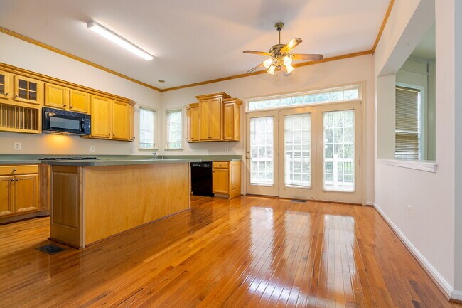 Building Photo - Spacious, Light-Filled Home in the Desirable Broadlands