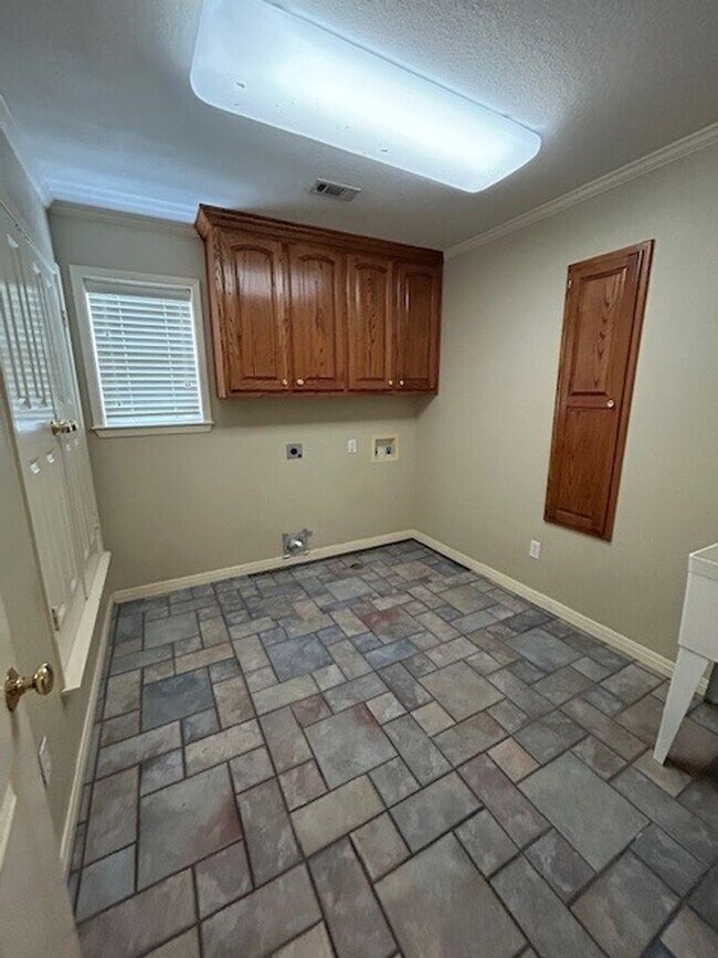Building Photo - Spacious Midway ISD Home