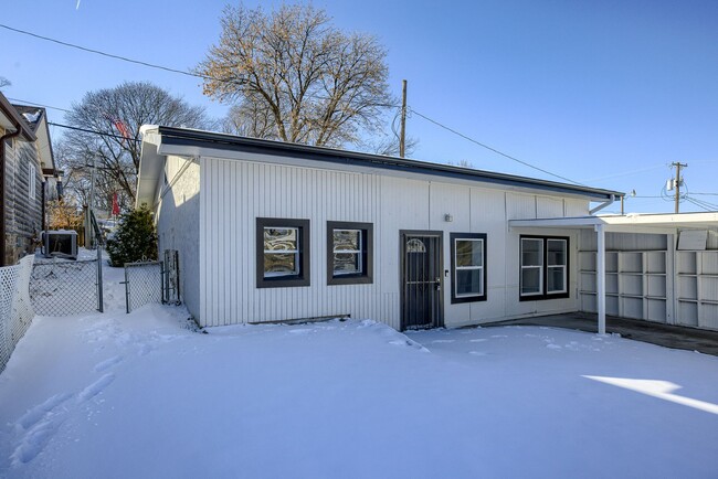 Building Photo - Adorable home near Dundee