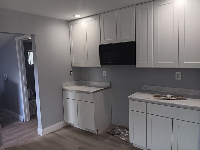 Building Photo - 427 Holly Dr