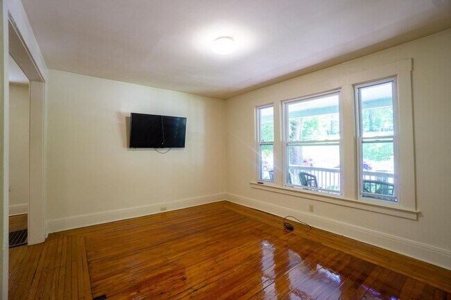 Building Photo - 1217 1/2 Madison Street -  First Floor Apa...