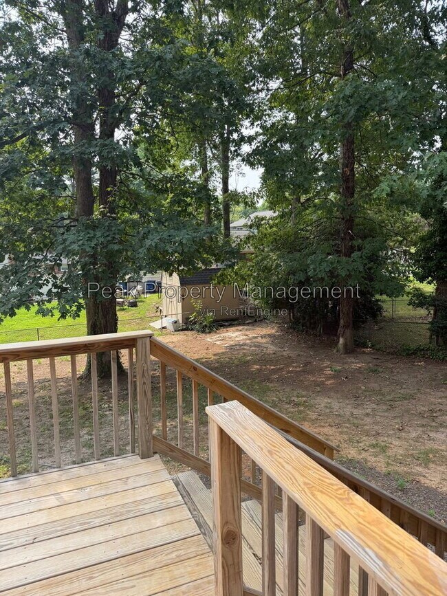 Building Photo - 2119 Woodmont Dr