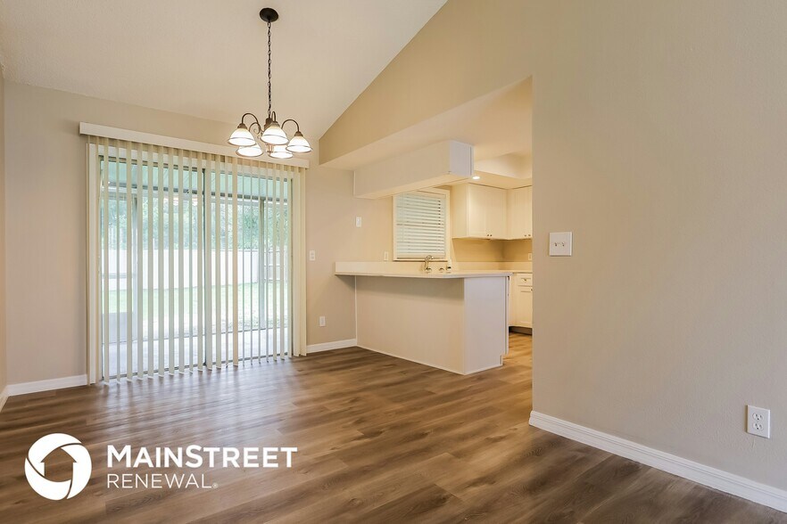 Building Photo - 2120 Redleaf Dr