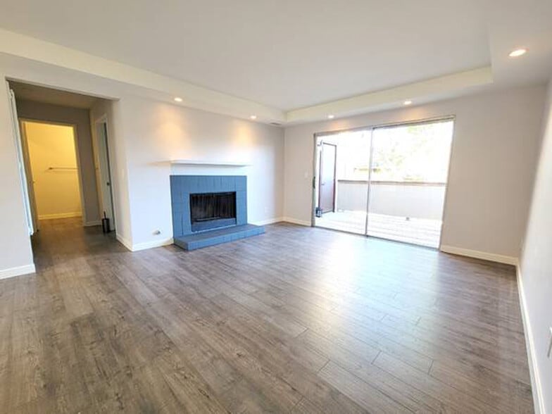 Large family room with fireplace - 6530 College Grove Dr