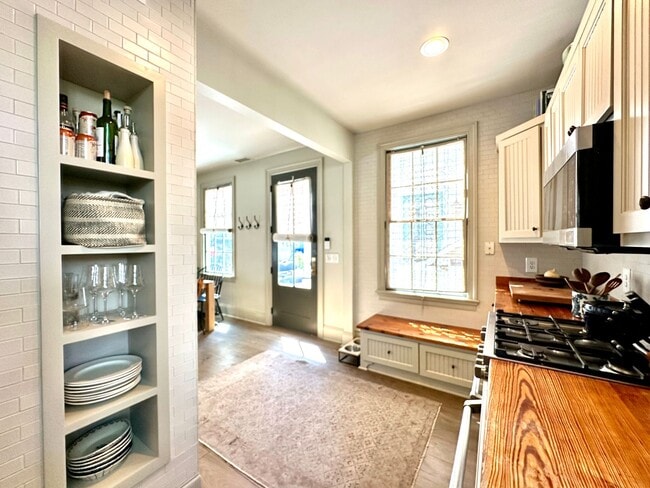 Building Photo - 3 Bedroom 2.5 Bath House in the hip Elliot...