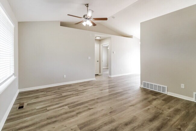 Building Photo - 2114 Juniper Dr