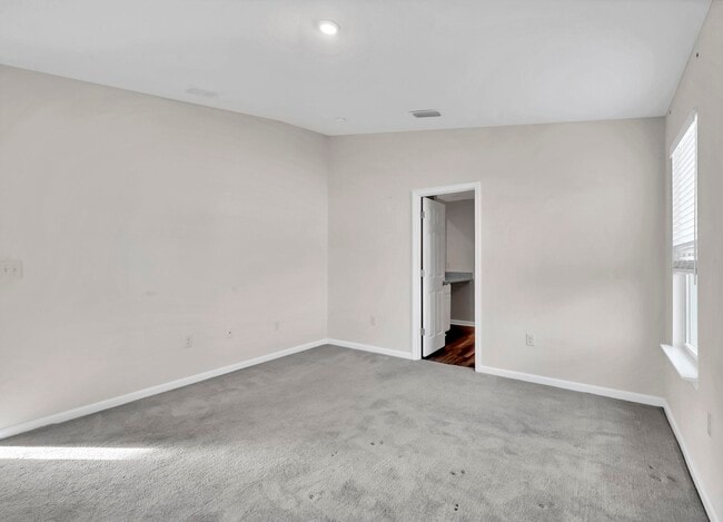 Building Photo - 10 Riverwalk Xing