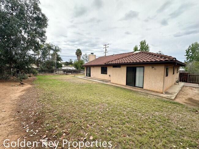 Building Photo - Single-level 4-Bedroom home on a large cor...