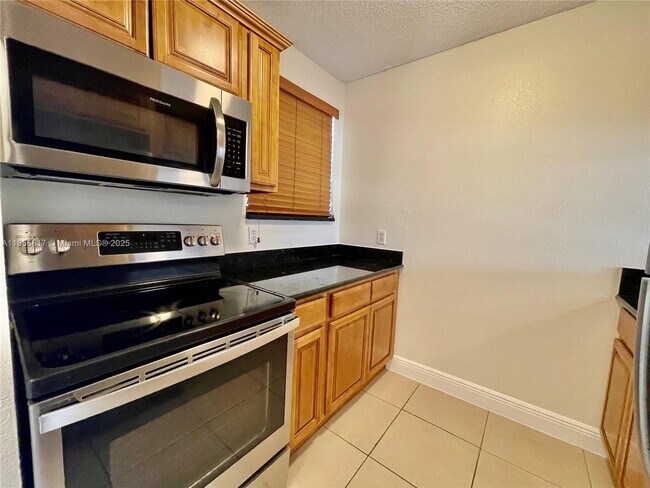 Building Photo - 2441 SW 31st Ave
