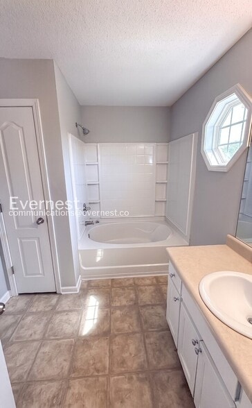 Building Photo - 8641 Thomas Ln