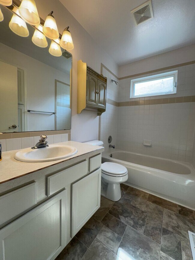 Building Photo - Beautiful Home in W Fort Collins