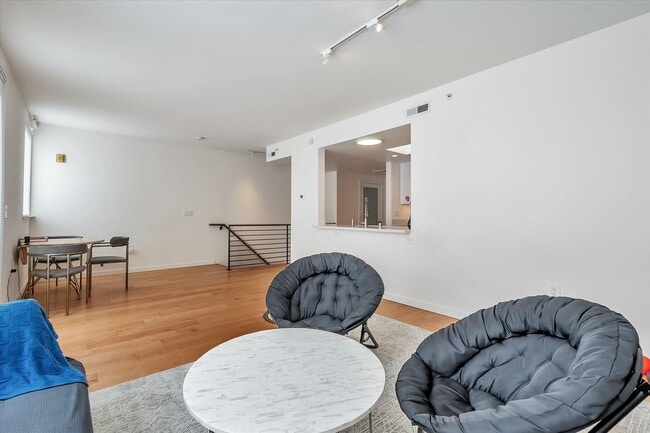 Building Photo - 69 Clementina St