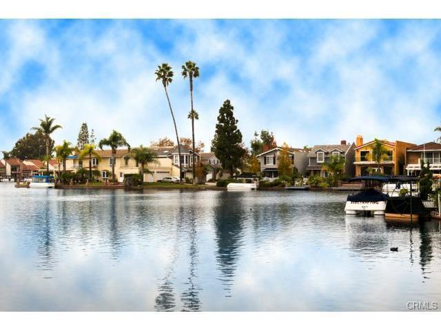 Building Photo - Live by the Lakeside -  Upgraded Spacious TOWNHOME in Lakeside Park