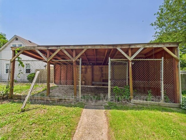 Building Photo - 593 Franklin Ave