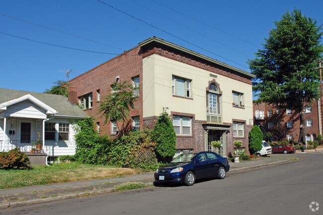 Building Photo - 635 NE Randall Ave