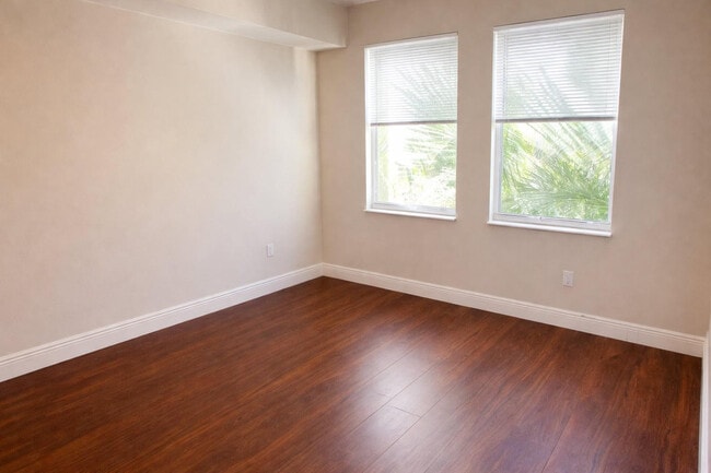 Building Photo - 533 NE 3rd Ave