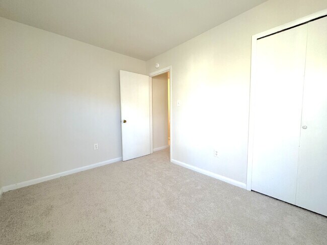 Building Photo - Lake Ridge Gem: Your Inviting Home Awaits!