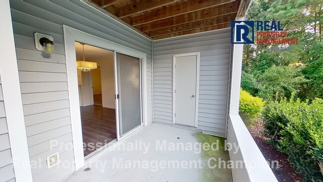Building Photo - First Floor Condo with Spacious Floorplan