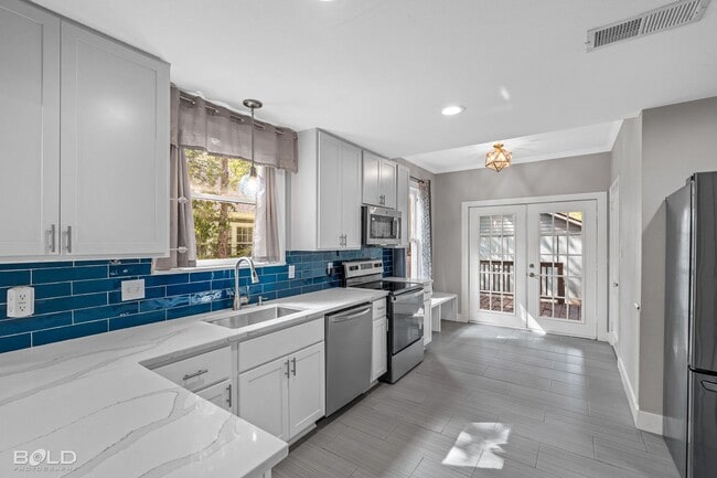 Building Photo - Check Out this 3 bed 2 bath!!