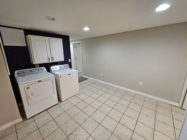 Building Photo - Beautiful Home + Mother-in-Law Suite