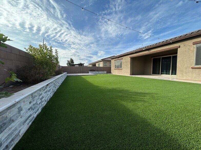 Building Photo - 8731 W Wagon Wheel Dr