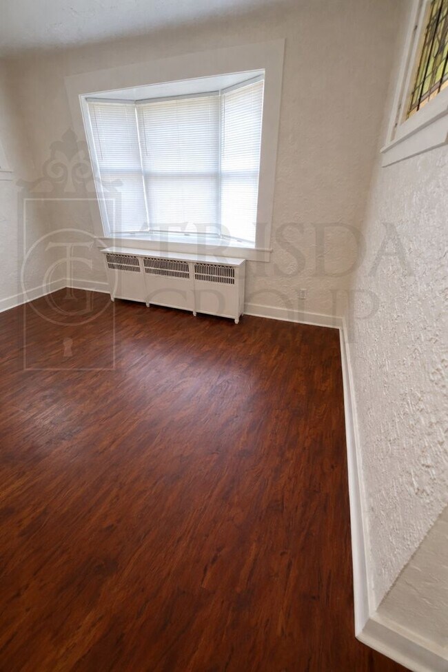 Building Photo - Avail Avail Aug 1st: A GEM in Dormont!  Spacious 3BR Twin Home, Parking, Charm, Walkability, Outd...