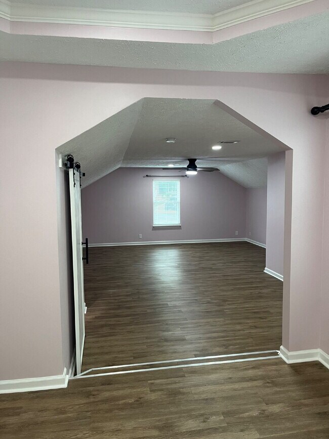 Building Photo - "Charming Franklin Retreat: 3-Bedroom Have...