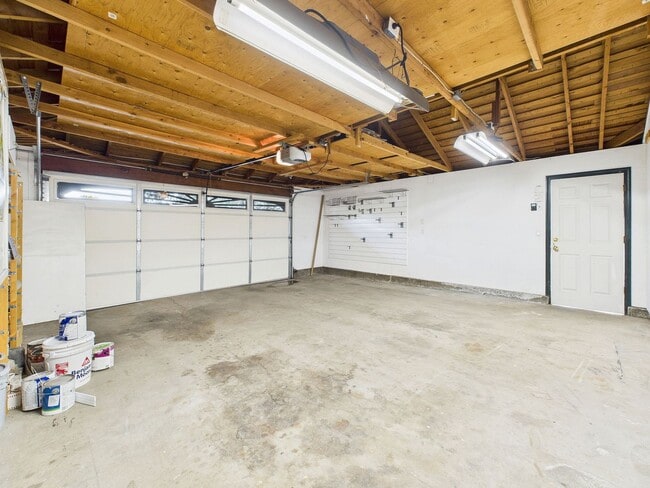 Building Photo - Stunning Turnkey Home in Cambrian!