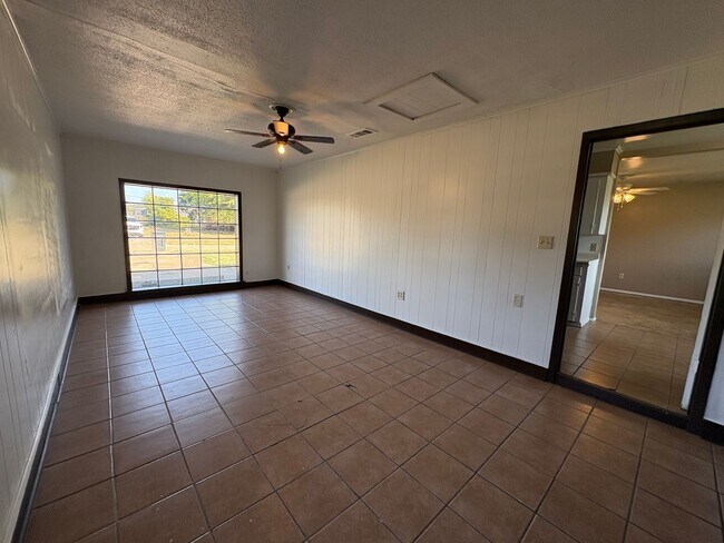 Building Photo - Awesome home with lots of space and storage!