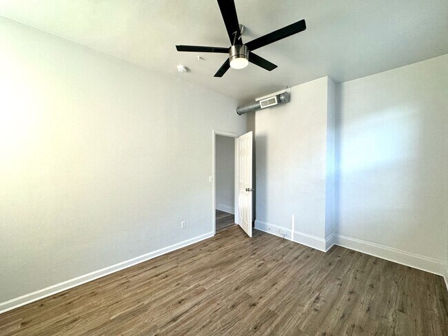Building Photo - 4 bed/2 full bath Rental on Warner - Mins ...