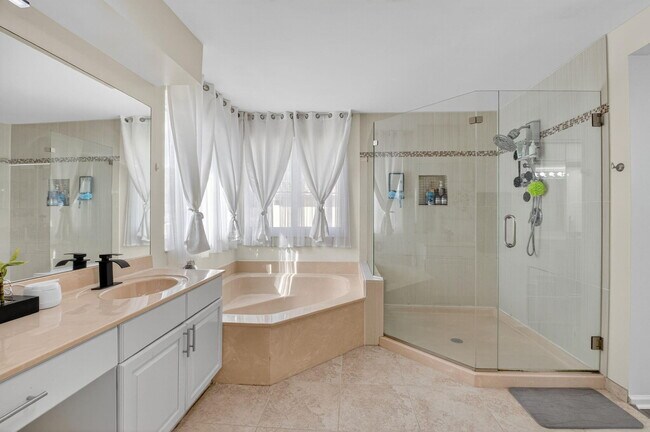 Building Photo - 3943 Westchester Way