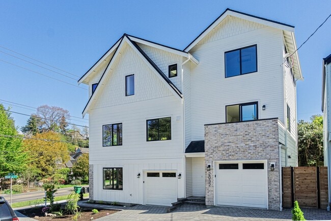 Building Photo - Montlake Townhome