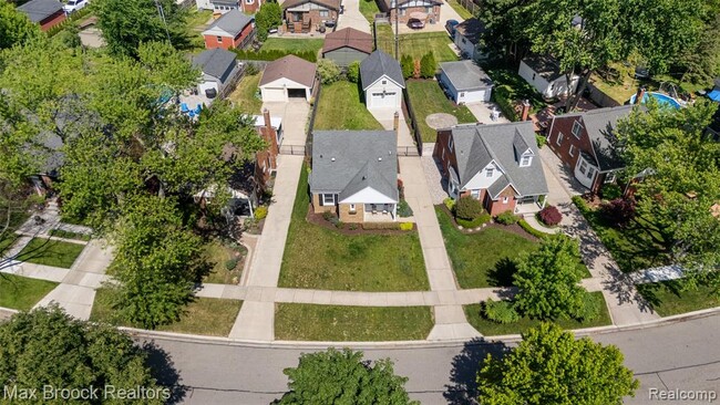 Building Photo - 4420 Elmwood Ave