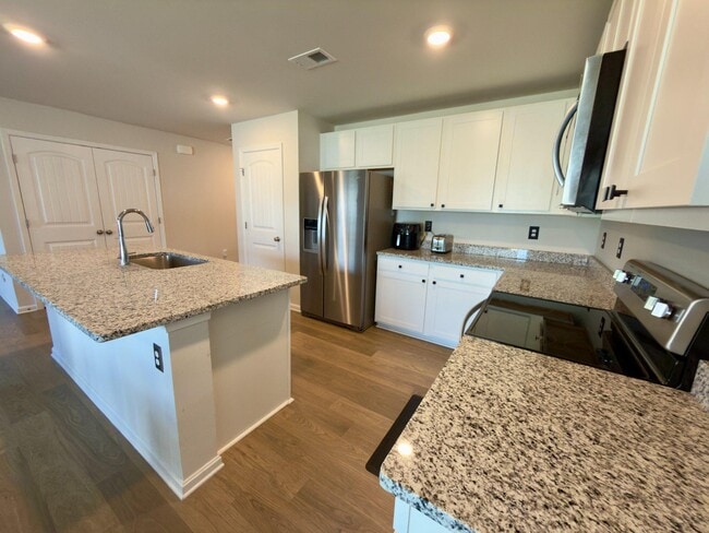 Building Photo - 61 New England Dr