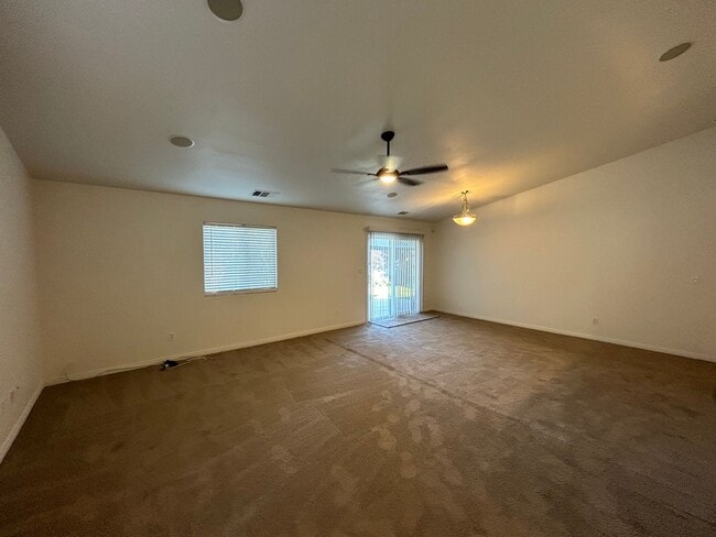 Building Photo - Large 5 Bedroom/2 Bathroom NW Bakersfield ...