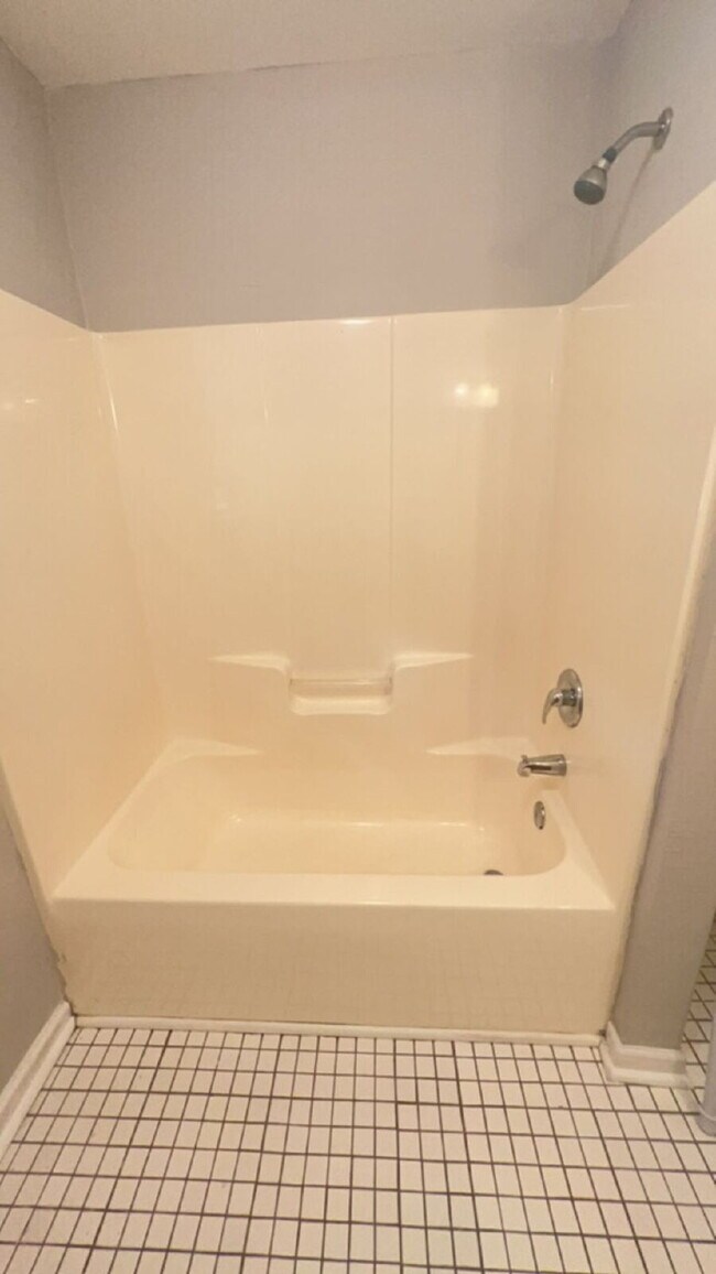 Building Photo - Spacious 3 Bedroom 2 Bath!