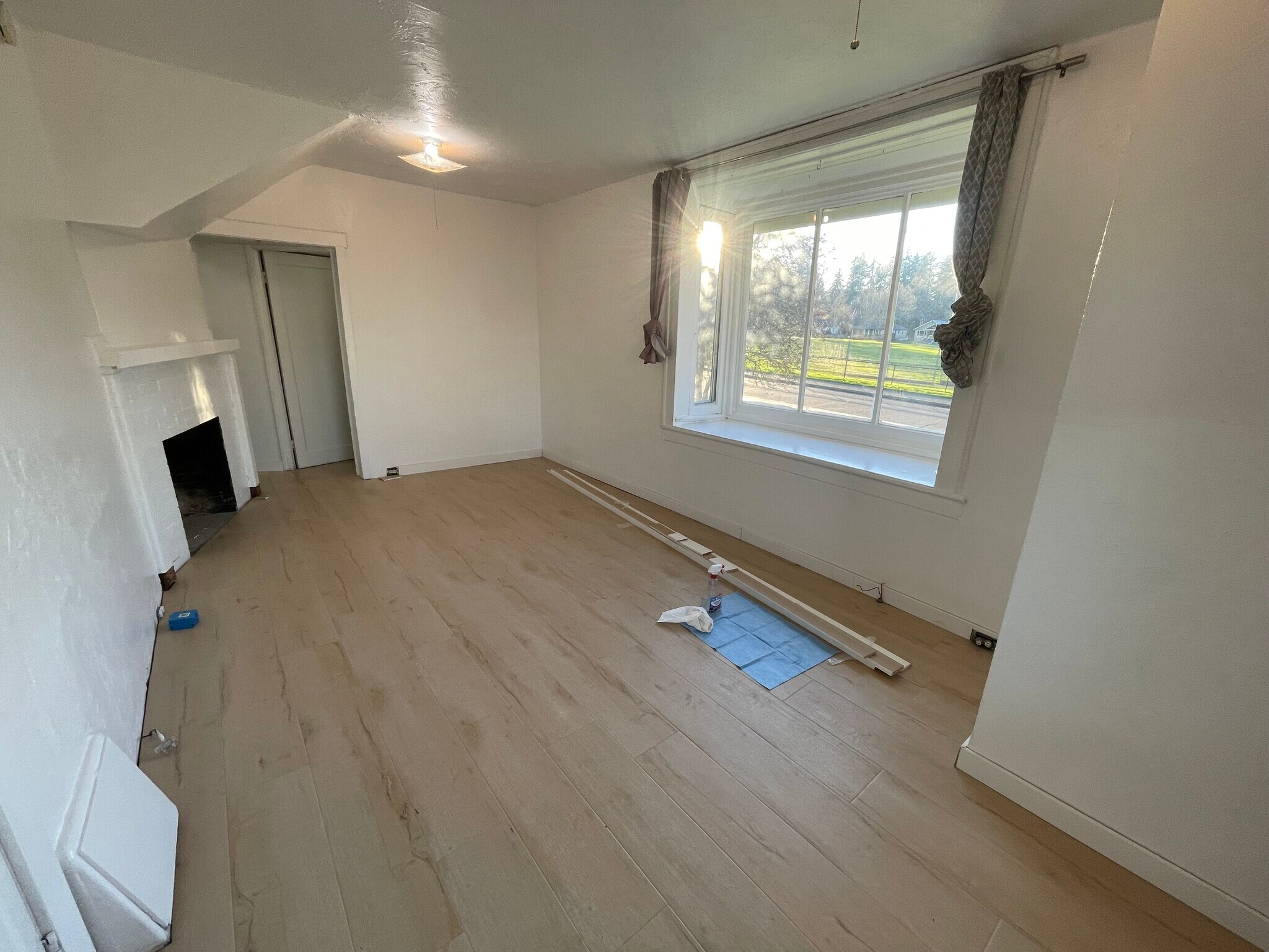 Building Photo - 390 W 19th Ave