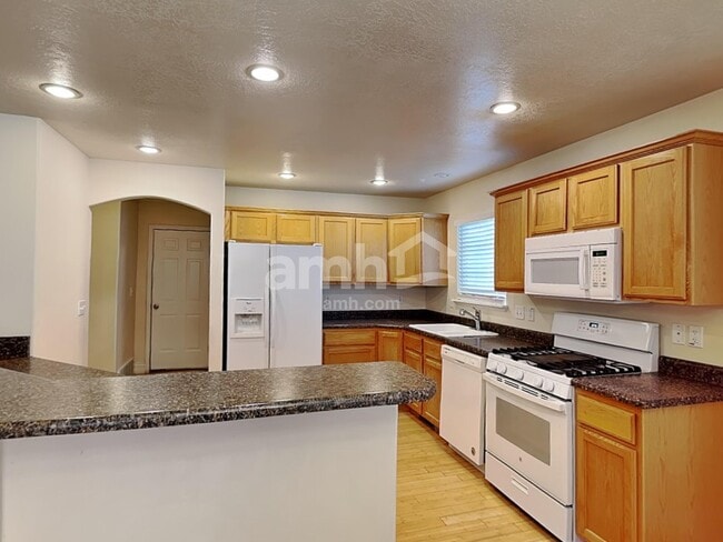 Building Photo - 10766 N Cypress